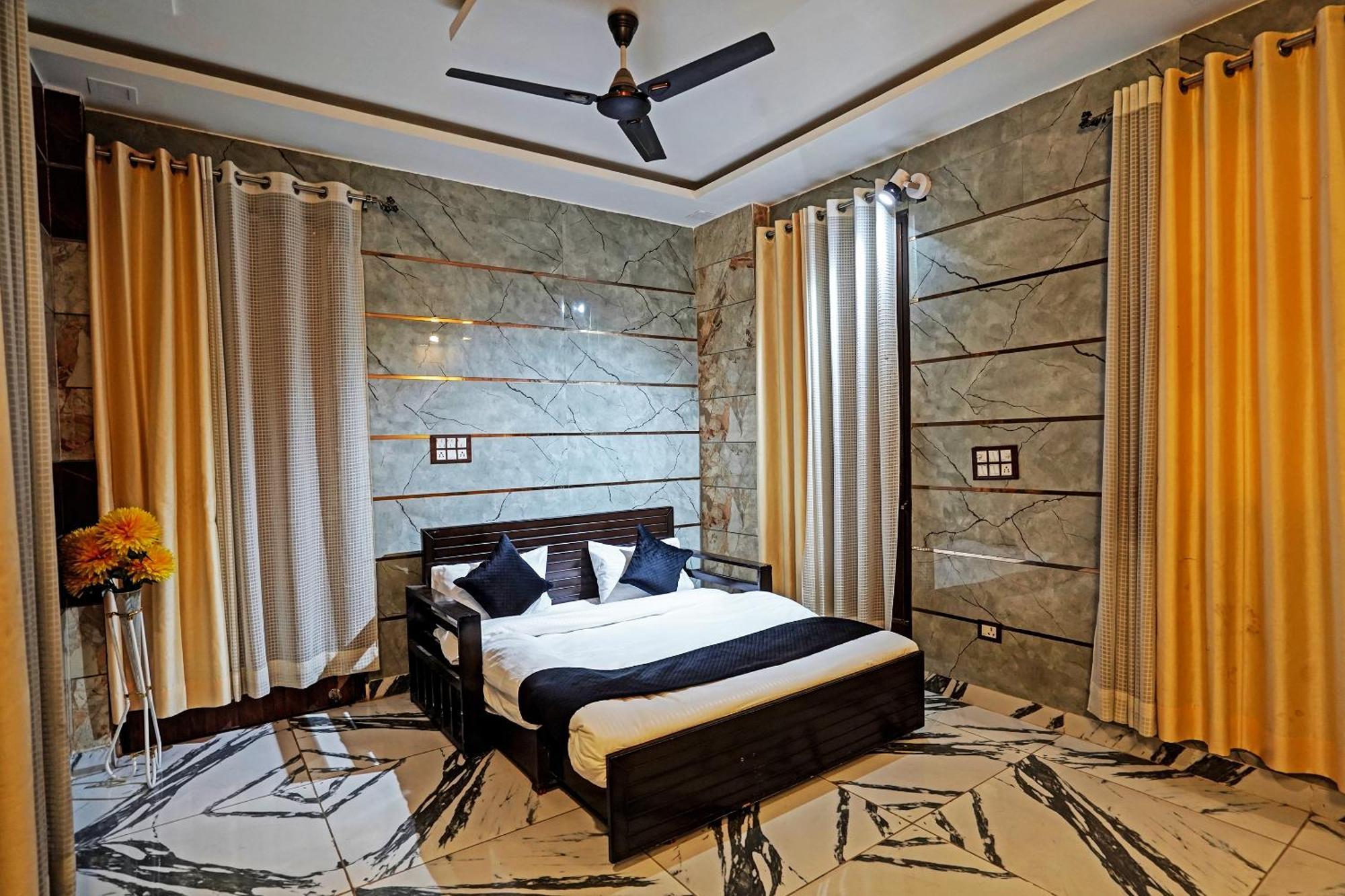 Play- Platinum Sector144 Couple Friendly Hotel Noida Exterior photo