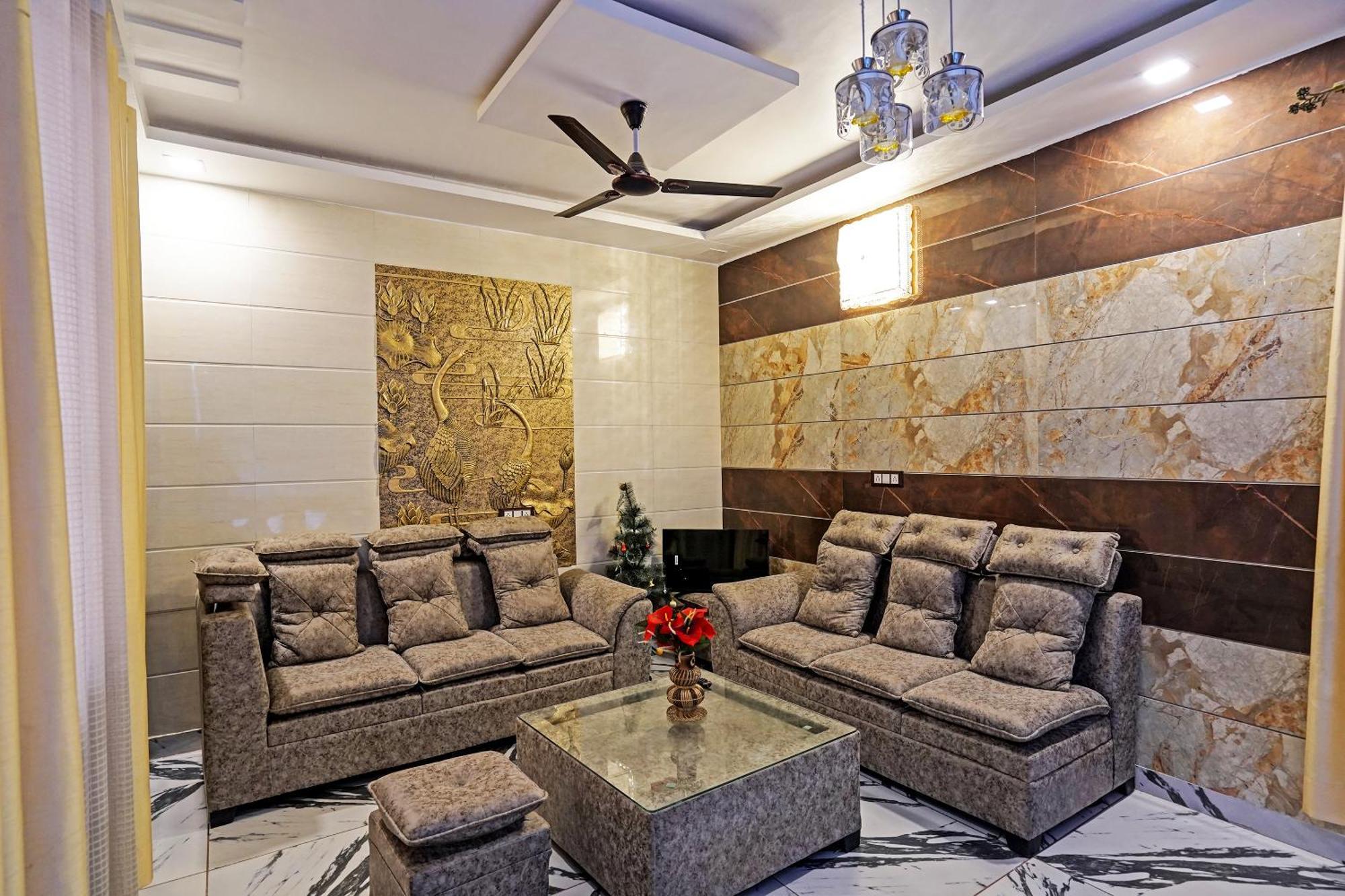 Play- Platinum Sector144 Couple Friendly Hotel Noida Exterior photo