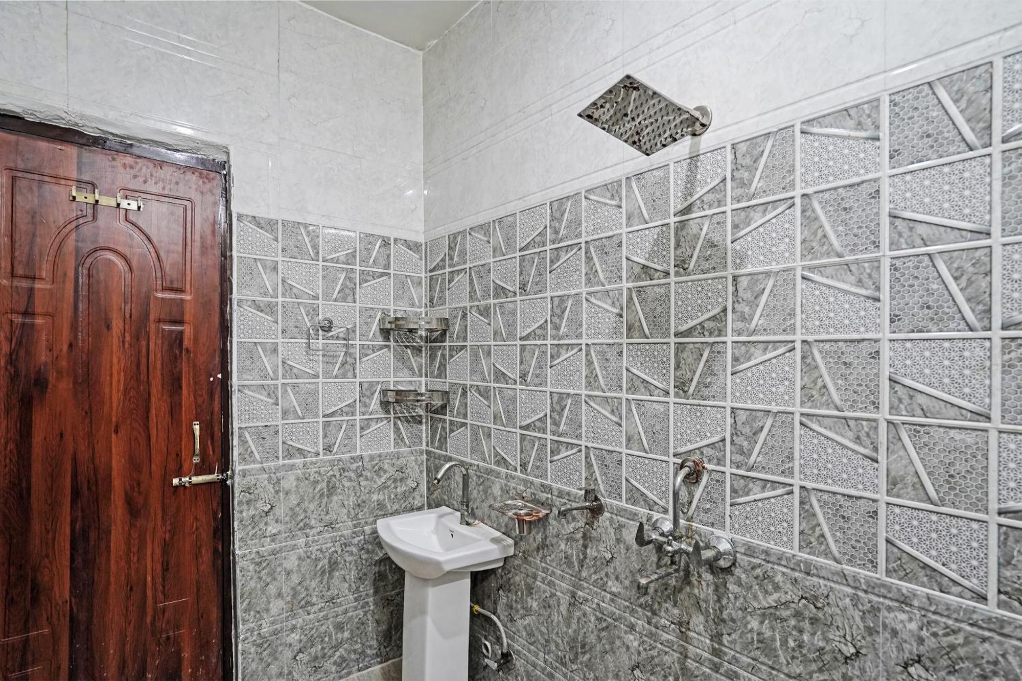 Play- Platinum Sector144 Couple Friendly Hotel Noida Exterior photo